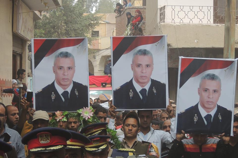 بالصور..أهالي قرية حفنة ببلبيس يشيعون جنازة المقدم طارق توفيق 5 12799418_845773375550019_727493860205951652_n