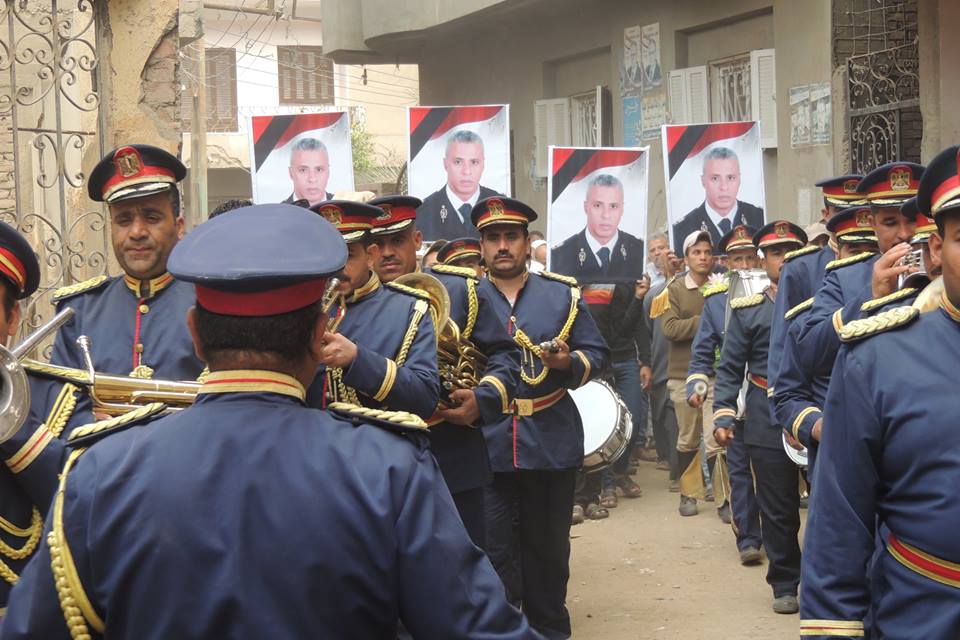 بالصور..أهالي قرية حفنة ببلبيس يشيعون جنازة المقدم طارق توفيق 6 12920397_845773472216676_3378682289937812785_n