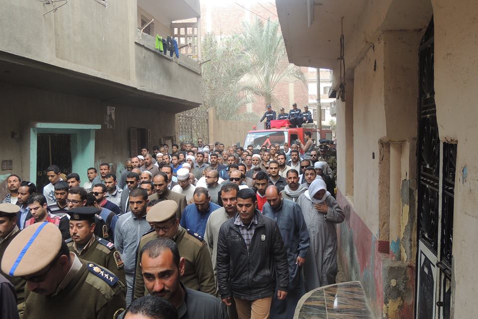 بالصور..أهالي قرية حفنة ببلبيس يشيعون جنازة المقدم طارق توفيق 7 12933120_845773835549973_4760312979408291197_n