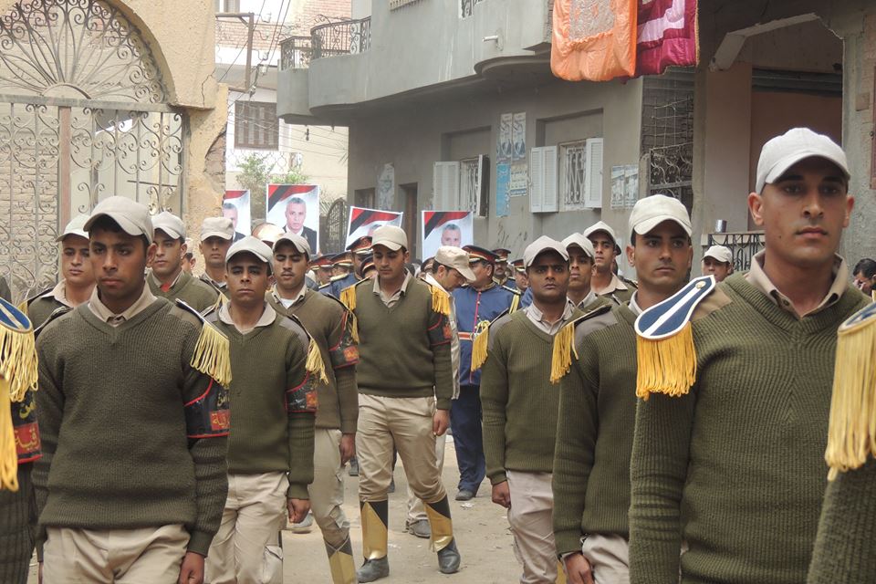 بالصور..أهالي قرية حفنة ببلبيس يشيعون جنازة المقدم طارق توفيق 8 12938090_845773535550003_1246924643738854761_n