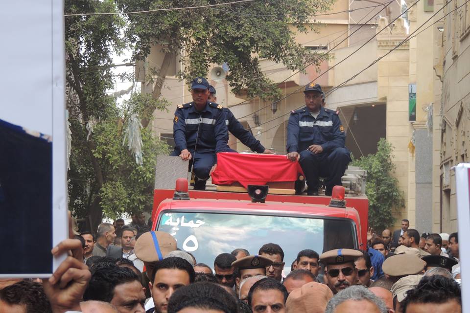 بالصور..أهالي قرية حفنة ببلبيس يشيعون جنازة المقدم طارق توفيق 9 12938103_845773152216708_1585597023260843092_n
