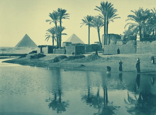 30 صورة نادرة لمصر ترصد شكل الحياة منذ 146 عام 1 30 صورة نادرة لمصر ترصد شكل الحياة منذ 146 عام النيل يمر بجوار الأهرامات (1)