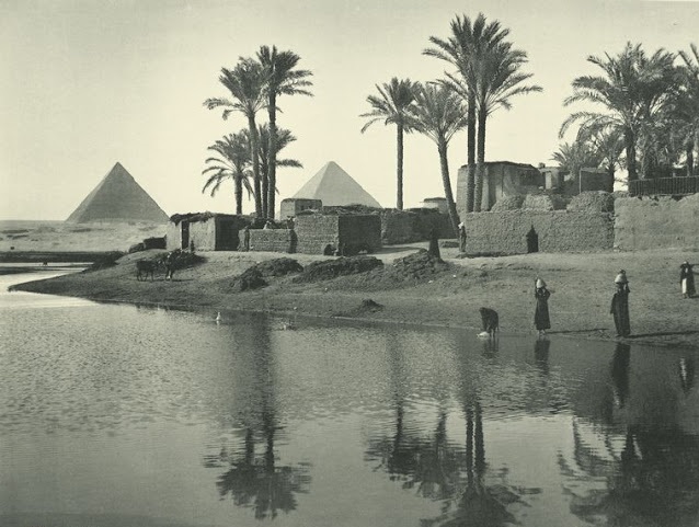 30 صورة نادرة لمصر ترصد شكل الحياة منذ 146 عام 10 30 صورة نادرة لمصر ترصد شكل الحياة منذ 146 عام النيل يمر بجوار الأهرامات (10)