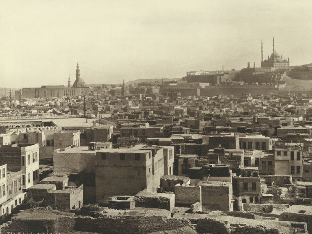 30 صورة نادرة لمصر ترصد شكل الحياة منذ 146 عام 20 30 صورة نادرة لمصر ترصد شكل الحياة منذ 146 عام النيل يمر بجوار الأهرامات (20)