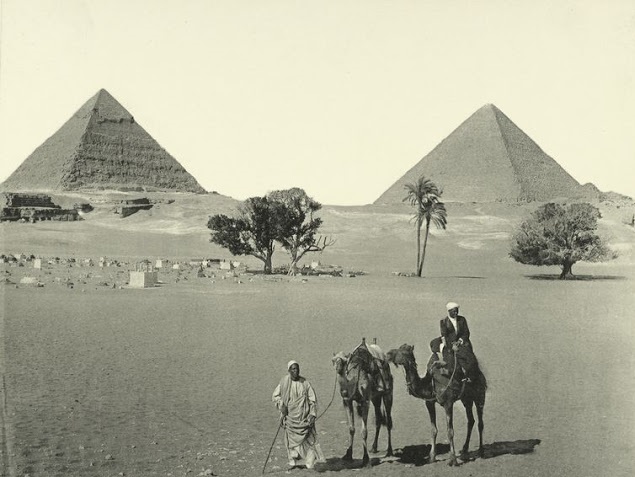 30 صورة نادرة لمصر ترصد شكل الحياة منذ 146 عام 9 30 صورة نادرة لمصر ترصد شكل الحياة منذ 146 عام النيل يمر بجوار الأهرامات (9)