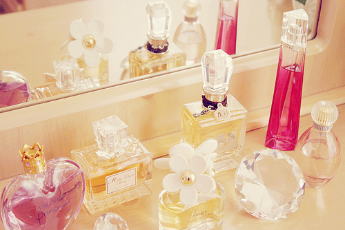 مهما كان عطرك رخيص الثمن.. إليك هذا السر لبقائه طوال اليوم 1 7 عطور تعشقها جميع الأمهات