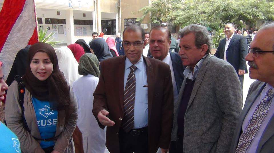 عميد كلية الطب بالزقازيق يتفقد فاعليات المعرض العلمي الثاني 2 received_921755901271452