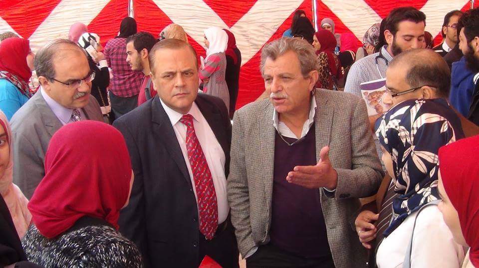 عميد كلية الطب بالزقازيق يتفقد فاعليات المعرض العلمي الثاني 3 received_921755904604785