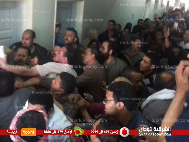 بالصور..احتجاج أهالي قرية جميزة بني عمرو على قرار تحويل المستشفي لمركز طب أسرة 3 احتجاج أهالي قرية جميزة بني عمرو على قرار تحويل المستشفي لمركز طب أسرة (1)