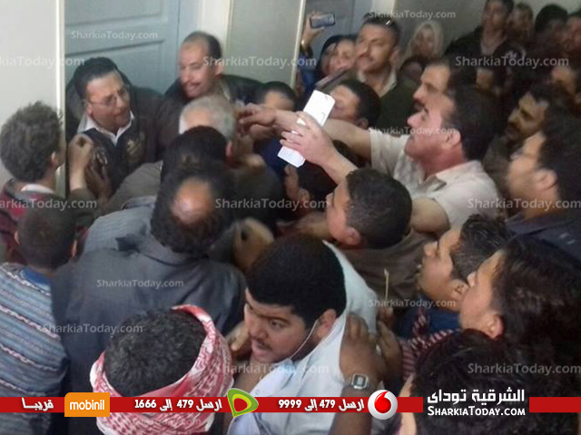بالصور..احتجاج أهالي قرية جميزة بني عمرو على قرار تحويل المستشفي لمركز طب أسرة 2 احتجاج أهالي قرية جميزة بني عمرو على قرار تحويل المستشفي لمركز طب أسرة (2)