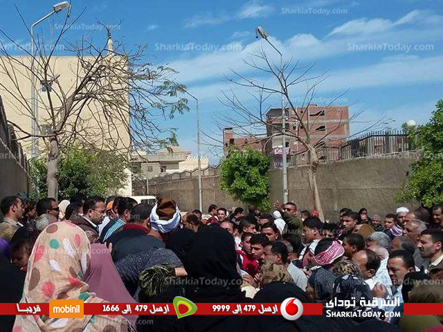 بالصور..احتجاج أهالي قرية جميزة بني عمرو على قرار تحويل المستشفي لمركز طب أسرة 1 احتجاج أهالي قرية جميزة بني عمرو على قرار تحويل المستشفي لمركز طب أسرة (3)