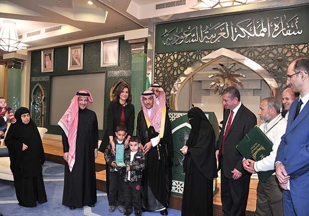 بالصور..السعودية تسلم أسرة شهيد مصري شيك بمليون ريال و وسام الملك عبد العزيز 15 السعودية تسلم أسرة شهيد مصري شيك بمليون ريال و وسام الملك عبد العزيز 2