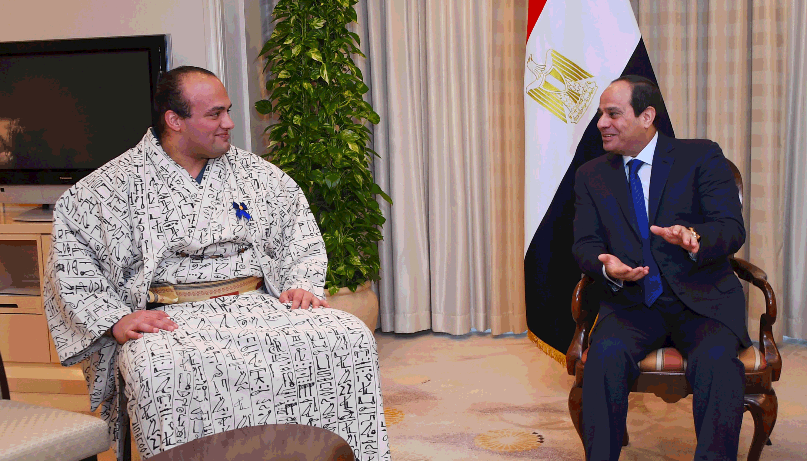 بالفيديو.. بطل السومو يكشف تفاصيل لقائه بالسيسي في اليابان 19 بطل السومو مع الرئيس السيسي