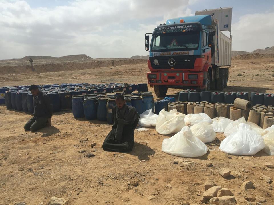 بالصور..ضبط سيارة نقل تحتوي على كميات كبيرة من المتفجرات بسيناء 1 ضبط سيارة نقل تحتوي على كميات كبيرة من المتفجرات بسيناء (2)