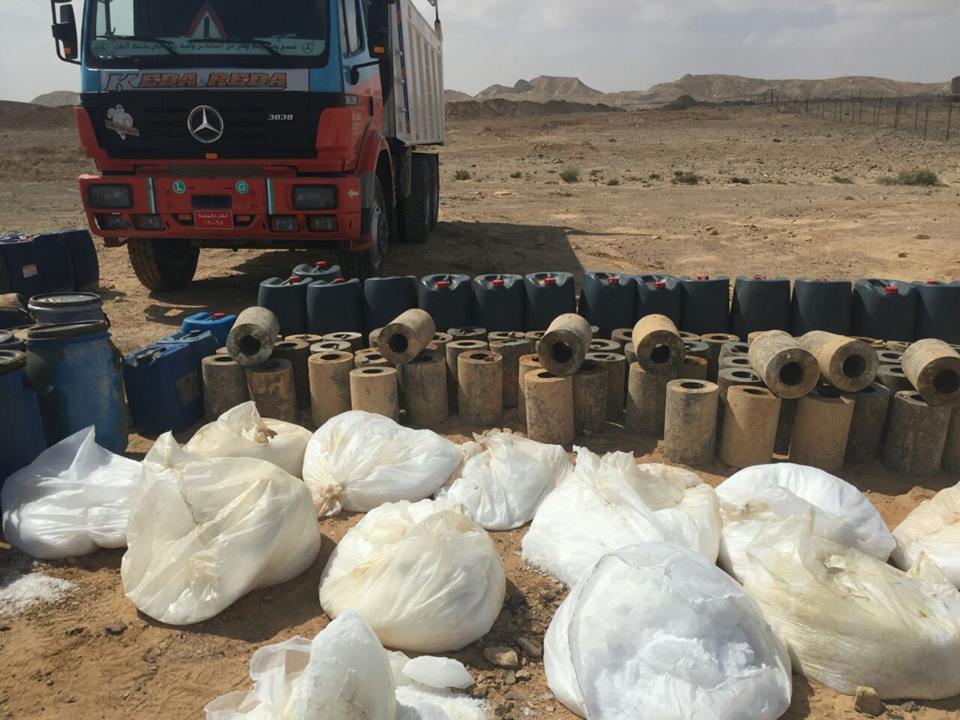 بالصور..ضبط سيارة نقل تحتوي على كميات كبيرة من المتفجرات بسيناء 3 ضبط سيارة نقل تحتوي على كميات كبيرة من المتفجرات بسيناء (3)