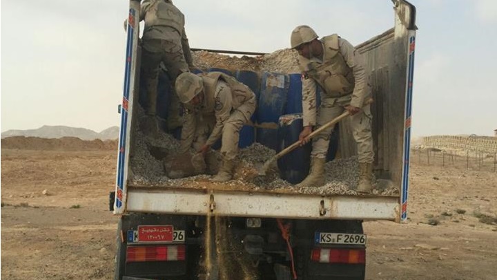 بالصور..ضبط سيارة نقل تحتوي على كميات كبيرة من المتفجرات بسيناء 4 ضبط سيارة نقل تحتوي على كميات كبيرة من المتفجرات بسيناء (4)