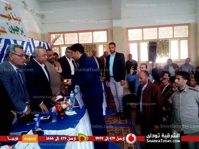 محافظ الشرقية يسلم مواطني ههيا شقق الإسكان الإجتماعي (2)