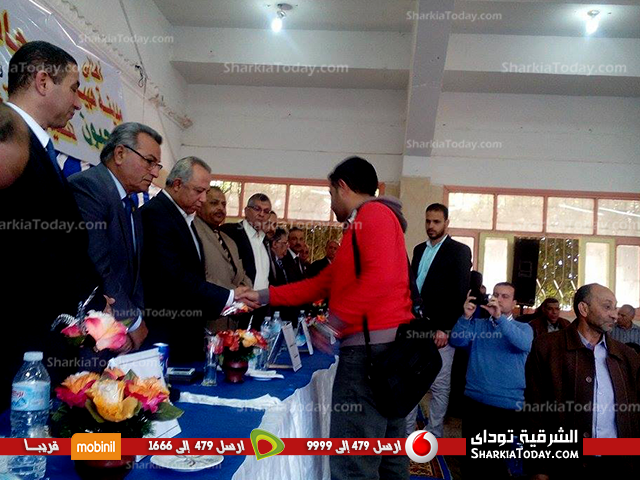 محافظ الشرقية يسلم مواطني ههيا شقق الإسكان الإجتماعي (3)