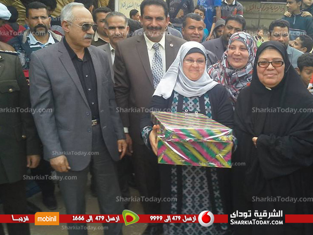 بالصور..مدرسة الوحدة الإبتدائية بالقنايات تقيم احتفالاً بمناسبة عيد الأم 1 مدرسة الوحدة الإبتدائية بالقنايات تقيم احتفالاً بمناسبة عيد الأم (5)