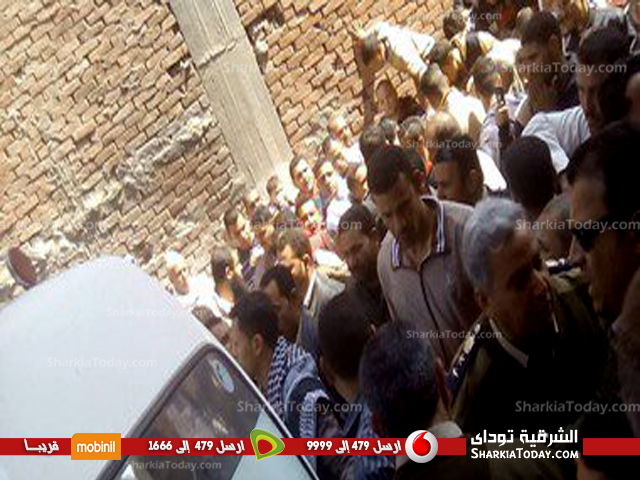 بالصور..الإسعاف تنقل الخفير المذبوح بعد سرقة بنك التنمية والإئتمان الزراعي بأبوحماد 3 نقل