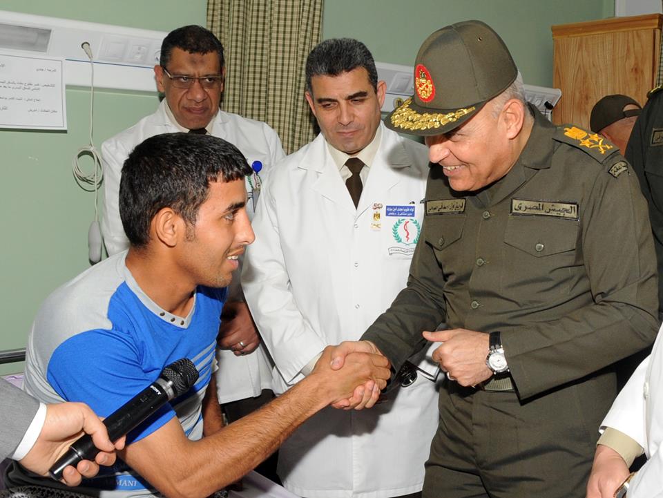 وزير الدفاع يزور مصابى مواجهات الإرهاب ويؤكد: مصر ستظل صامدة 25 وزير الدفاع يزور مصابى مواجهات الإرهاب 1