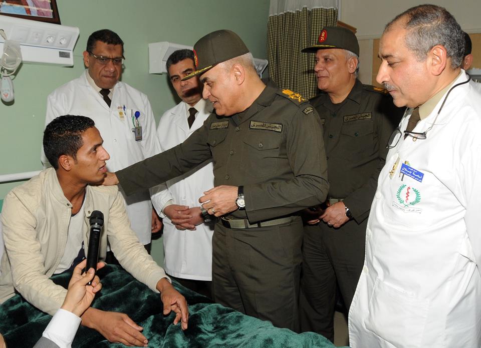 وزير الدفاع يزور مصابى مواجهات الإرهاب  (2)