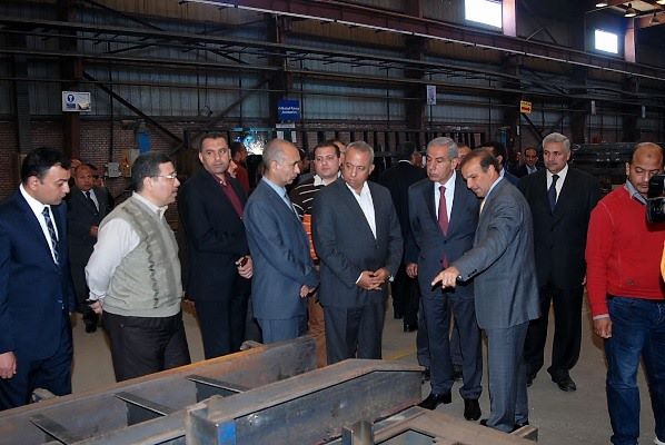 وزير الصناعة والتجارة ومحافظ الشرقية يدشنان خط تصنيع مباشر لتصدير 60 أوتوبيس بطابقين لأول مرة صناعة مصرية إلى بريطانيا (1)