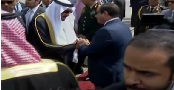 267لحظة وداع الرئيس السيسي للملك سلمان بمطار القاهرة 1