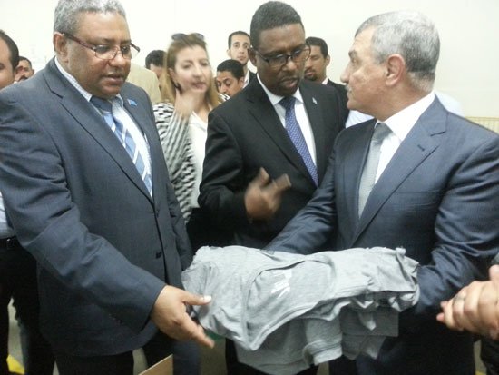 بالصور..وزير التجارة الصومالي يزور مصانع العاشر من رمضان 3 42016211699619وفد-وزير-الصناعة-والتجارة-الصومالى-فى-زيارة-لمصانع-العاشر-من-رمضان-(5)