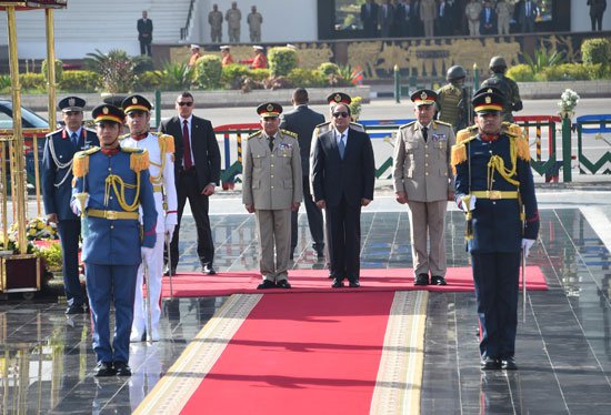 السيسي يضع اكليلاً من الزهور على قبر الجندي المجهول بمناسبة عيد تحرير سيناء 3 4201624112350978السيسى-يضع-اكليل-الزهور-على-قبر-الجندى-المجهول-(1)