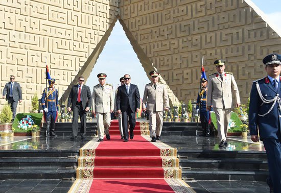 السيسي يضع اكليلاً من الزهور على قبر الجندي المجهول بمناسبة عيد تحرير سيناء 2 4201624112350978السيسى-يضع-اكليل-الزهور-على-قبر-الجندى-المجهول-(3)