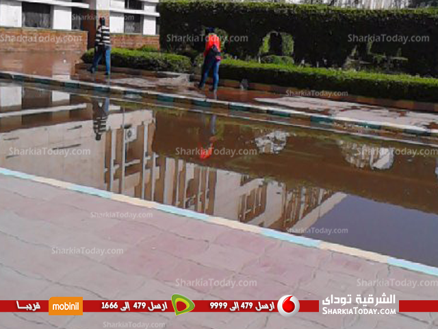 بالصور..انفجار ماسورة مياه في جامعة الزقازيق 1 انفجار