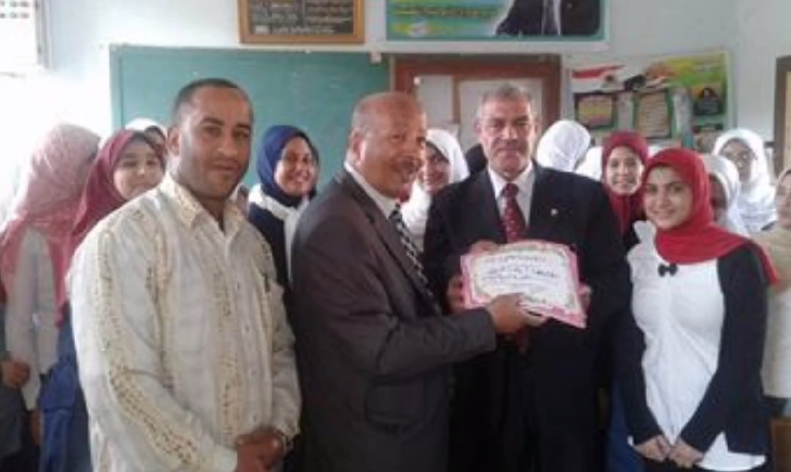 بالفيديو..مدرسة الدهتمون الثانوية المشتركة تكرم رئيس مدينة الزقازيق 3 مدرسة الدهتمون الثانوية المشتركة تكرم رئيس مدينة الزقازيق (1)