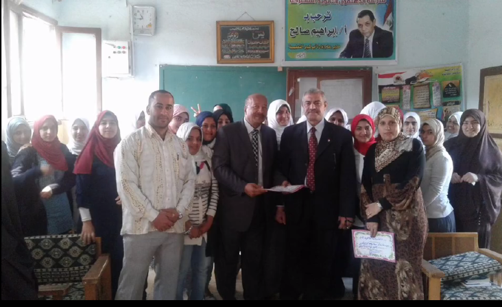 بالفيديو..مدرسة الدهتمون الثانوية المشتركة تكرم رئيس مدينة الزقازيق 1 مدرسة الدهتمون الثانوية المشتركة تكرم رئيس مدينة الزقازيق (2)