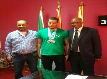 نادي الرواد يكرم إسلام عزيز ابن الشرقية بطل السباحة 1 نادي الرواد بالعاشر يكرم إسلام عزيز بطل السباحة