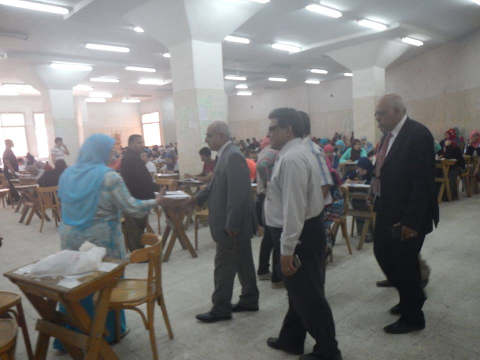 نائب رئيس جامعة الزقازيق يتفقد أعمال إمتحانات الفصل الدراسي الثاني بكلية الآداب 4 13166053_1014480261982235_2546840114106426450_n