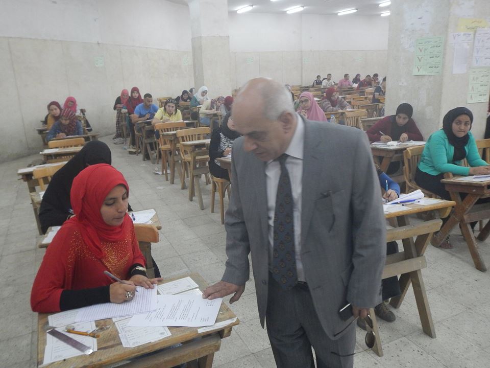نائب رئيس جامعة الزقازيق يتفقد أعمال إمتحانات الفصل الدراسي الثاني بكلية الآداب 1 13173677_1014477955315799_2554437198519007391_n