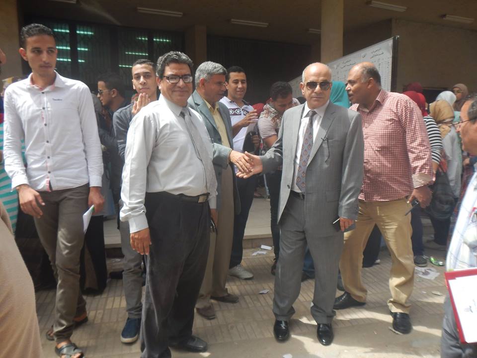 نائب رئيس جامعة الزقازيق يتفقد أعمال إمتحانات الفصل الدراسي الثاني بكلية الآداب 2 13173840_1014479408648987_305053076933804517_n