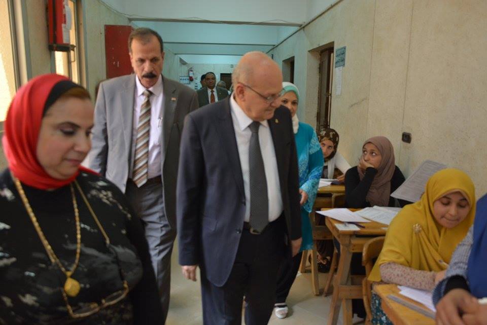 رئيس جامعة الزقازيق يتفقد امتحانات كلية التمريض 3 13219641_1762096307358728_966894740_n