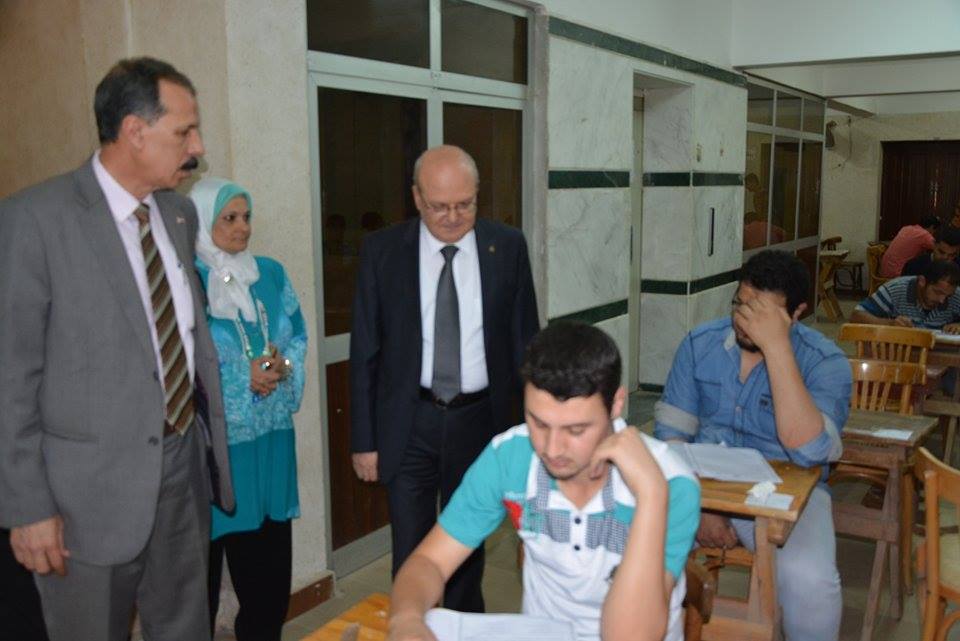 رئيس جامعة الزقازيق يتفقد امتحانات كلية التمريض 2 13219735_1762096237358735_287759706_n