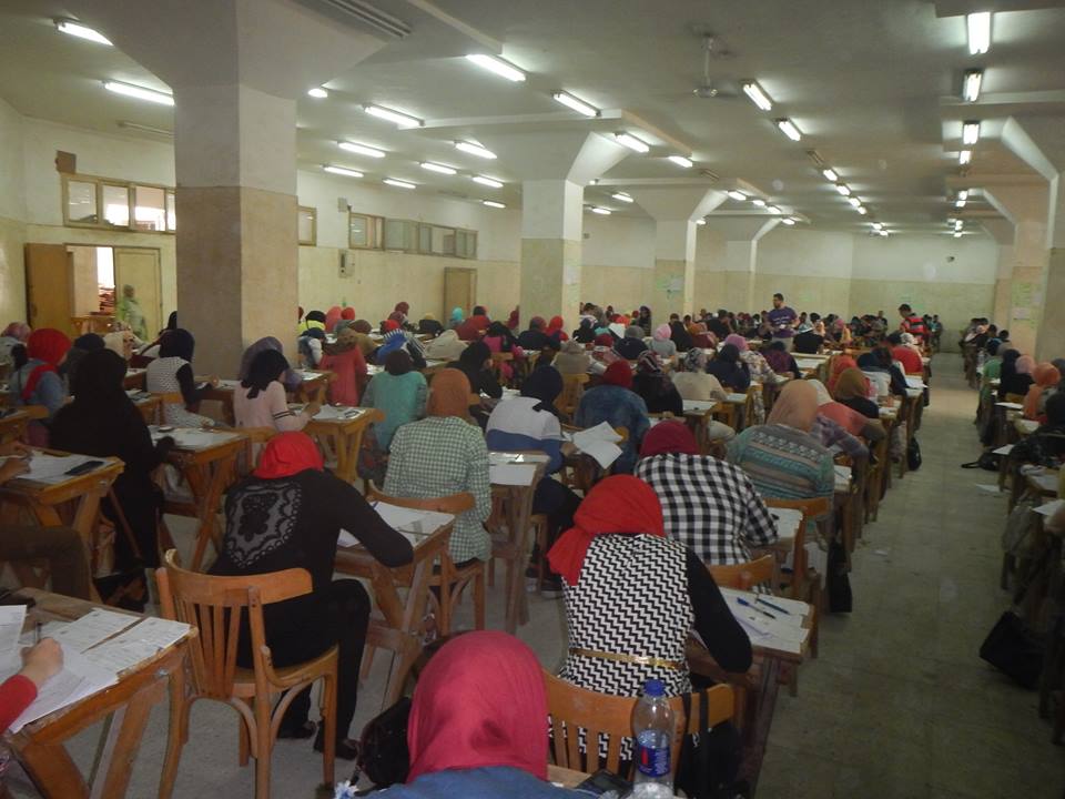 نائب رئيس جامعة الزقازيق يتفقد أعمال إمتحانات الفصل الدراسي الثاني بكلية الآداب 3 13226751_1014479705315624_6175954825660133606_n