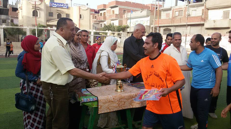 بالصور .. العزيزية تفوز بدورة كرة القدم لكبار السن بمنيا القمح 2 13227134_986708001424740_7825566825923211775_n
