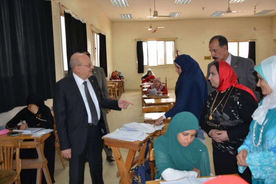 رئيس جامعة الزقازيق يتفقد امتحانات كلية التمريض 1 13231269_1762096314025394_1865335702_n