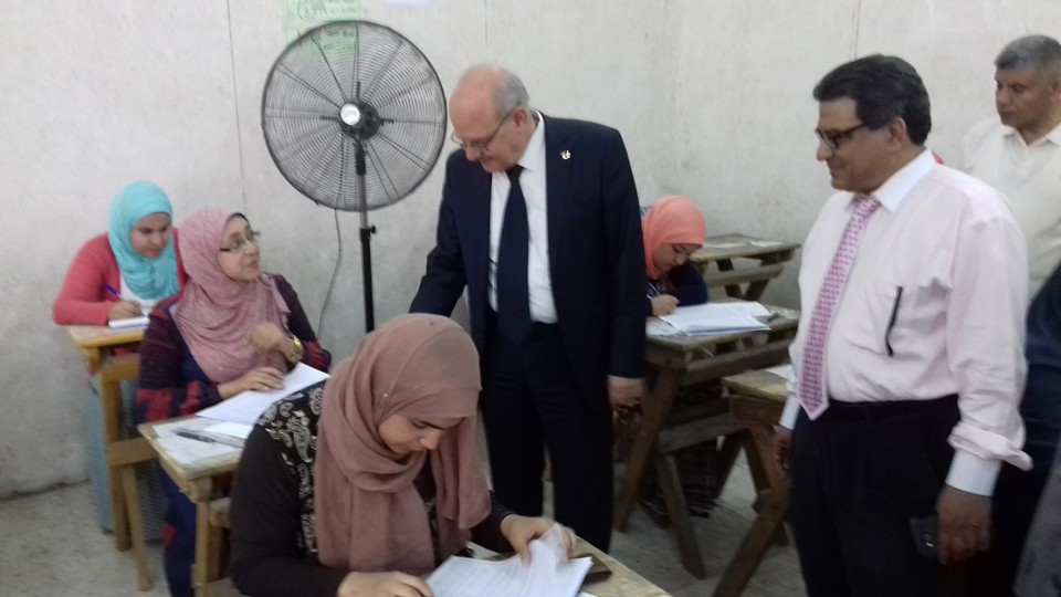 بالصور.. رئيس جامعة الزقازيق يتفقد أعمال امتحانات بعض الكليات 4 13240671_1112194162159929_2633473889861040315_n
