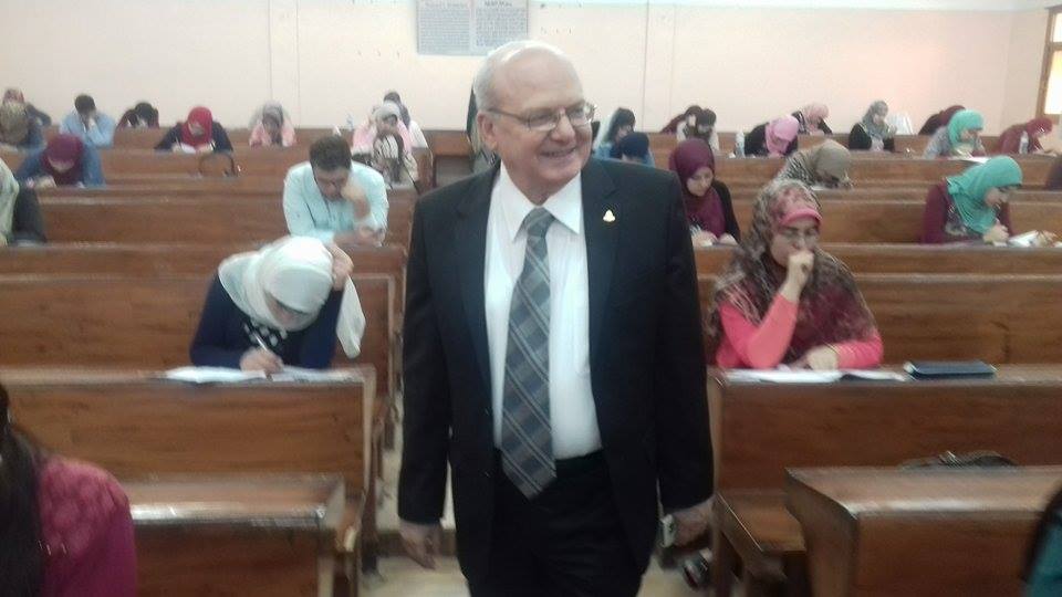 بالصور..رئيس جامعة الزقازيق يتفقد أعمال امتحانات كلية الصيدلة وتربية رياضية 2 13249617_1765191577049201_589799524_n