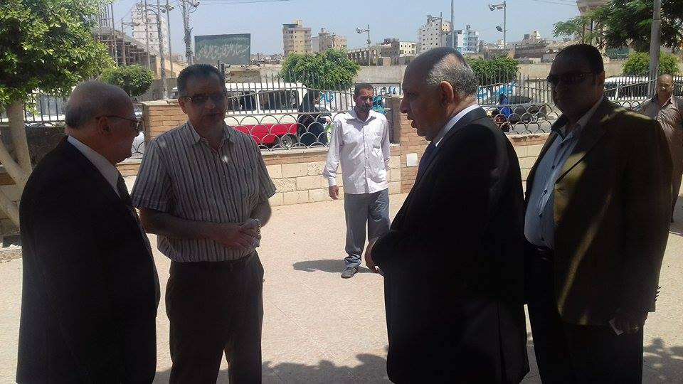رئيس جامعة الزقازيق يقوم بزيارة مفاجئة لأعمال الصيانة بالمركز الثقافي الإجتماعي 2 13250506_1765244760377216_967096049_n