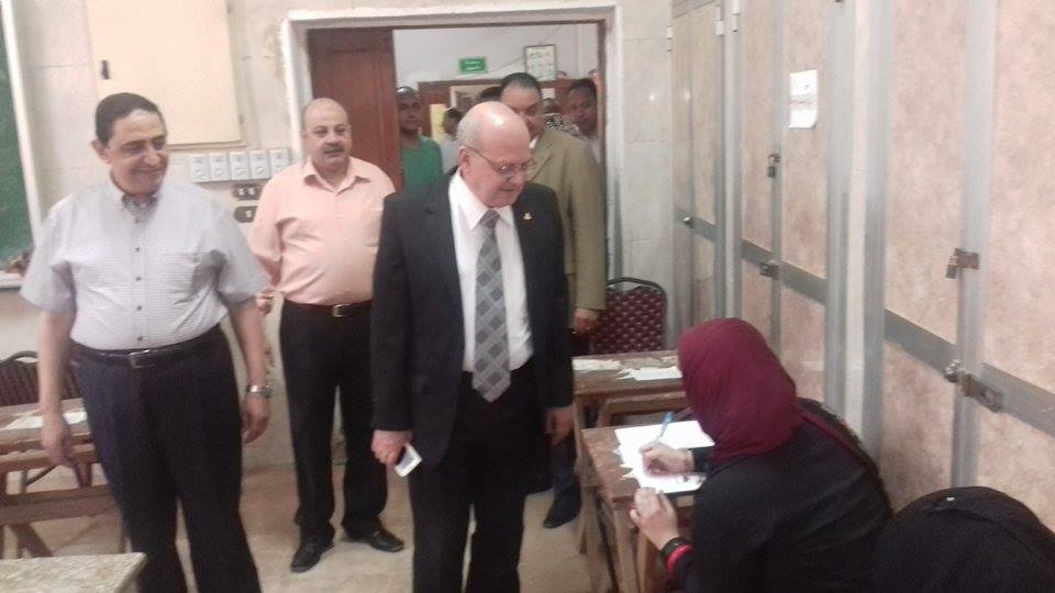 بالصور..رئيس جامعة الزقازيق يتفقد أعمال امتحانات كلية الصيدلة وتربية رياضية 4 13278067_1765191570382535_1981578864_n