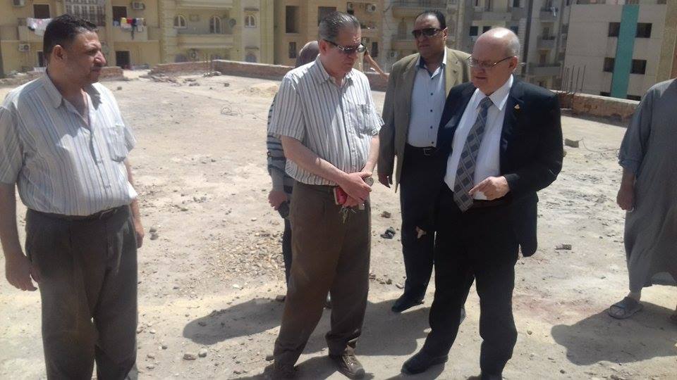 رئيس جامعة الزقازيق يقوم بزيارة مفاجئة لأعمال الصيانة بالمركز الثقافي الإجتماعي 1 13281711_1765244537043905_1409092430_n