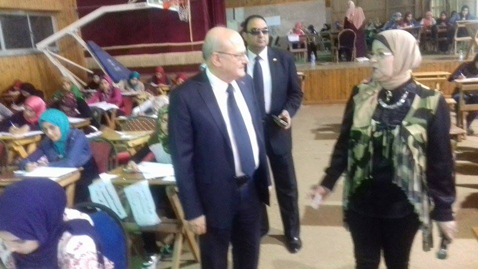 رئيس جامعة الزقازيق يتفقد امتحانات كلية التربية الرياضية بنات 4 13281734_1767453996822959_216989565_n