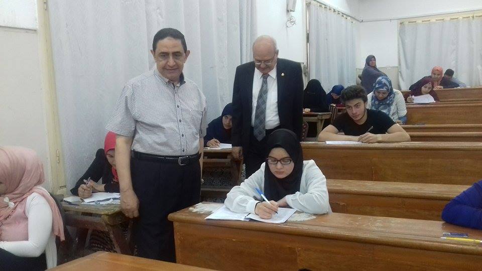 بالصور..رئيس جامعة الزقازيق يتفقد أعمال امتحانات كلية الصيدلة وتربية رياضية 5 13281851_1765192463715779_343171052_n